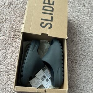 AUTHENTIC KIDS YEEZY SLIDES